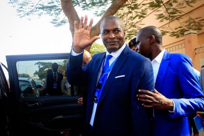 Coronavírus: Abel Chivukuvuku vai cumprir quarentena domiciliar em Luanda