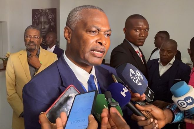 PRA-JA Servir Angola aceita coligação em 2027 mas "nunca agregação” - Chivukuvuku