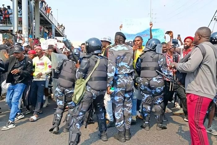 Polícia angolana volta a impedir marcha contra preço dos combustíveis