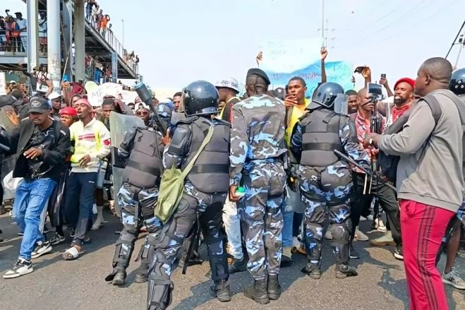 Polícia angolana volta a impedir marcha contra preço dos combustíveis