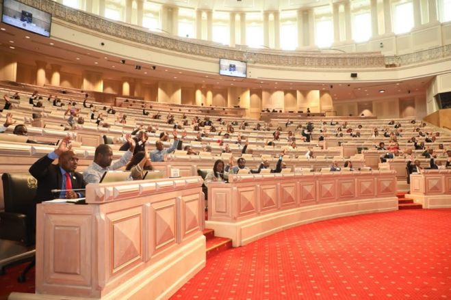 Lei contra “fake news” aprovada pelo parlamento é “politicamente necessária” – Governo