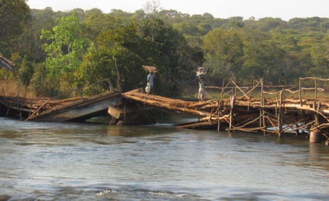 Desabamento da ponte provoca encerramento do mercado fronteiriço do Luvu