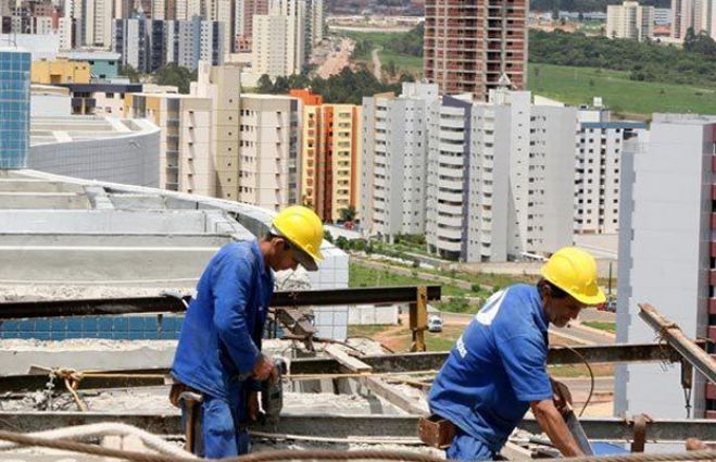 Crise do petróleo está na origem do atraso no pagamento dos salários.