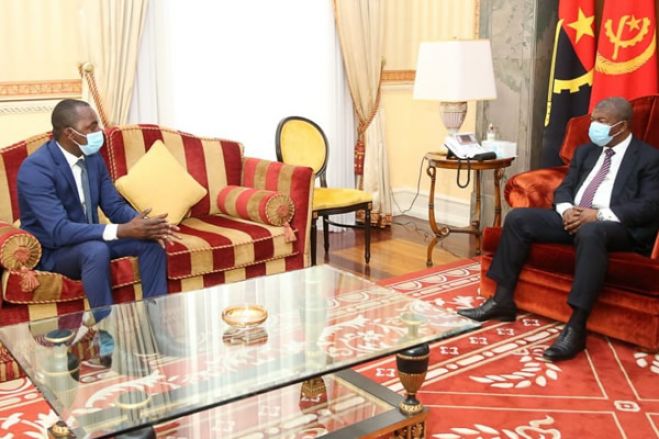 João Lourenço tendo as calças do poder completamente rotas