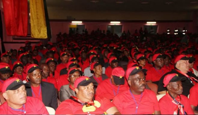 Renovação no MPLA feita com 115 saídas que ficam aquém do definido pelo presidente