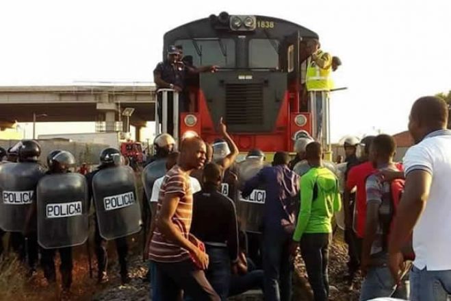 Doze feridos e três detidos em intervenção da polícia devido a greve nos comboios em Luanda