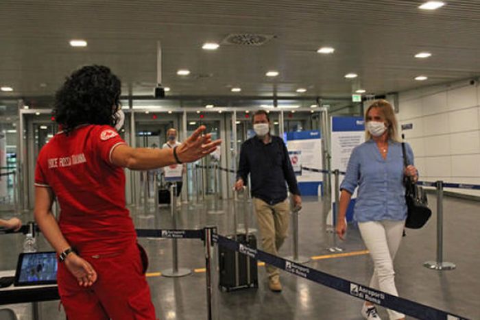 Alemanha considera "seriamente" suspender voos do Reino Unido e da África do Sul devido nova variante da Covod-19