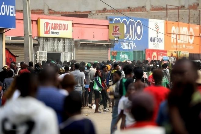 Pilhagens, barricadas e pneus queimados marcam início da greve dos taxistas em Luanda