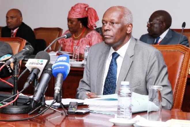 José Eduardo dos Santos ataca bureau político do MPLA