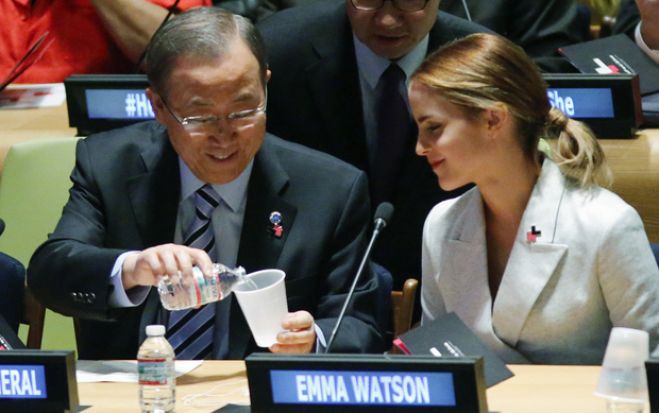 Emma Watson fez a defesa da igualdade de género quando discursou nas Nações Unidas depois de nomeada por Ban Ki-moon (à esq.) embaixadora da Boa Vontade da ONU para os Direitos das Mulheres