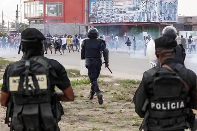 “Polícia trava marcha e detém ativistas em Luanda: protesto pela liberdade acaba reprimido”