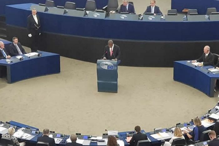 João Lourenço " tentou vender peixe seco e fubá podre aos europeus numa sala vazia sem olhar o preço "