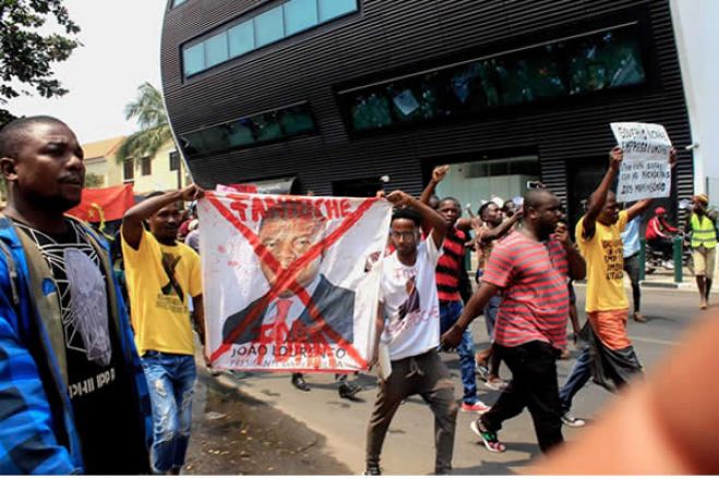 Centenas protestam em Luanda contra desemprego e "marimbondo" João Lourenço