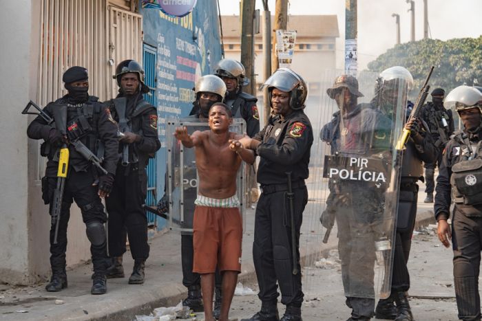 Mais de 240 arguidos começaram a ser julgados em Luanda por envolvimento nos tumultos