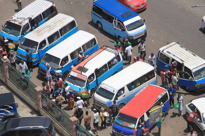 Taxistas angolanos iniciaram hoje greve de três dias