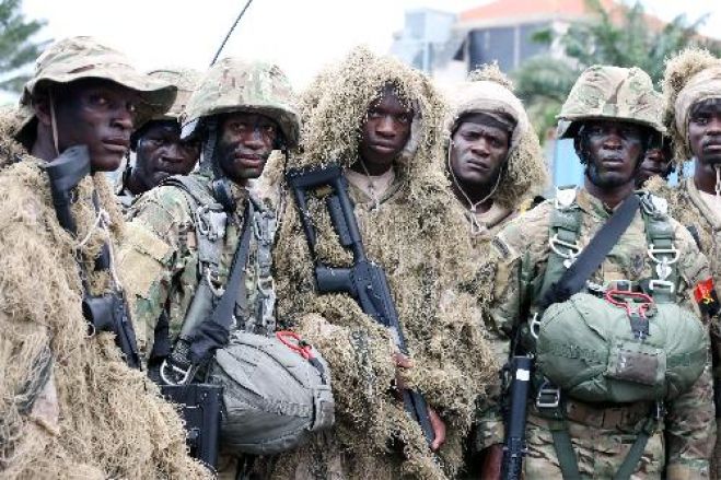 Os militares dos Comandos, após o desfile do acto central das comemorações dos 40 anos da Independência Nacional