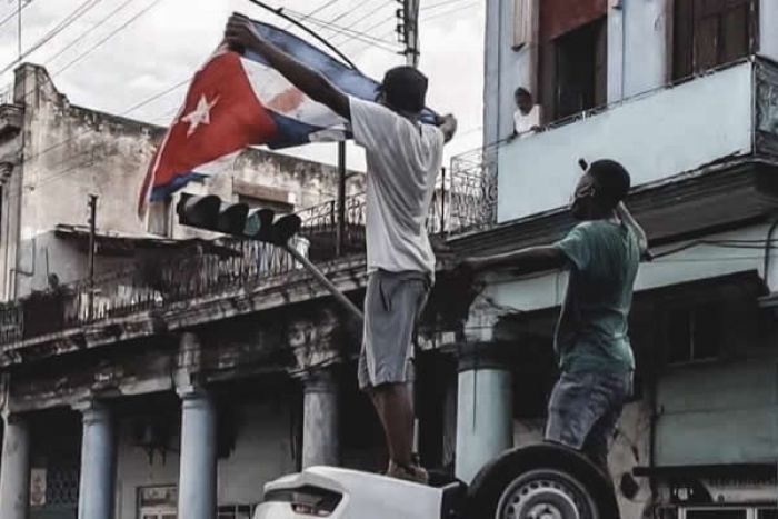 Ao "desespero" da população regime cubano está a responder com repressão - analistas