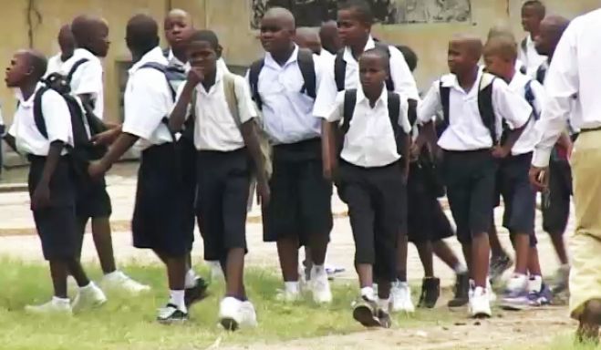 Governo proíbe as escolas com currículo da RD.Congo em Angola