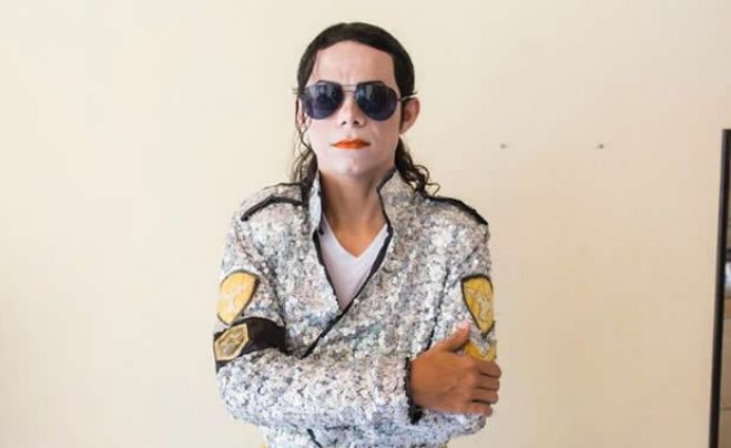 Imitador de Michael Jackson injeta ácido no rosto para ficar mais parecido com estrela pop