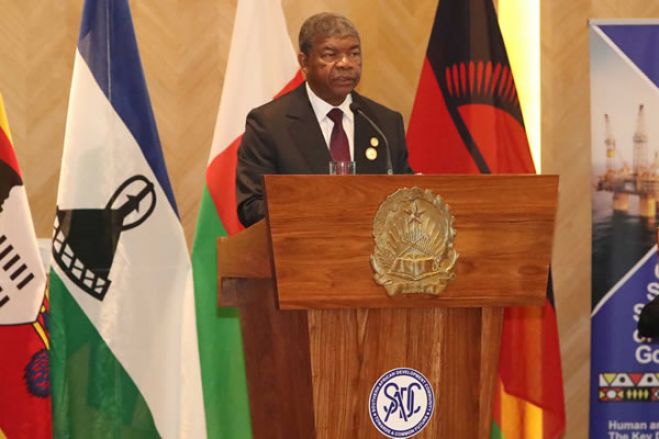 João Lourenço pede ampla reflexão para "decisões que contribuam para crescimento" da SADC