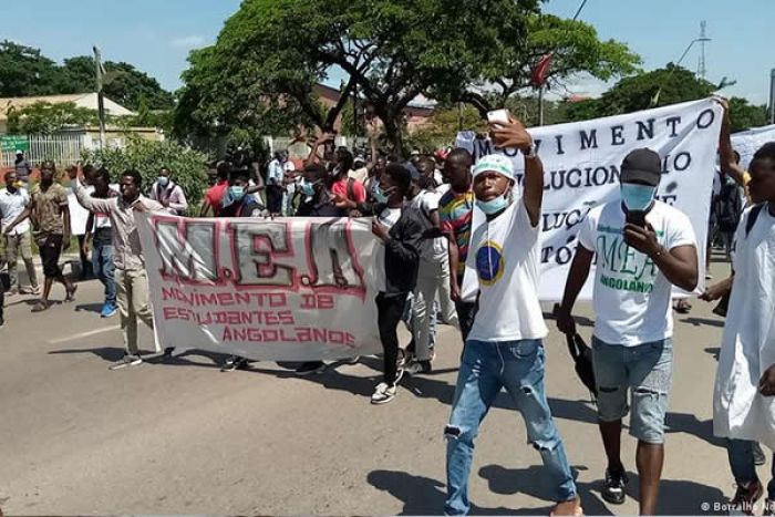 Estudantes avançam com queixa-crime contra a polícia "por agressões brutais"