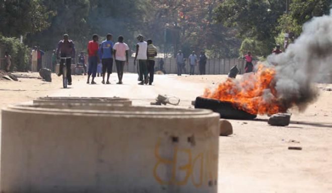 Um pneu a arder no bairro de Mufakose, em Harare