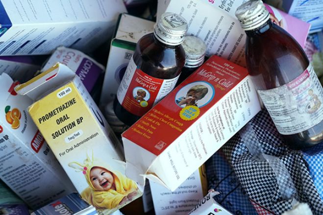 Índia investiga xaropes para tosse após morte de 66 crianças na Gâmbia