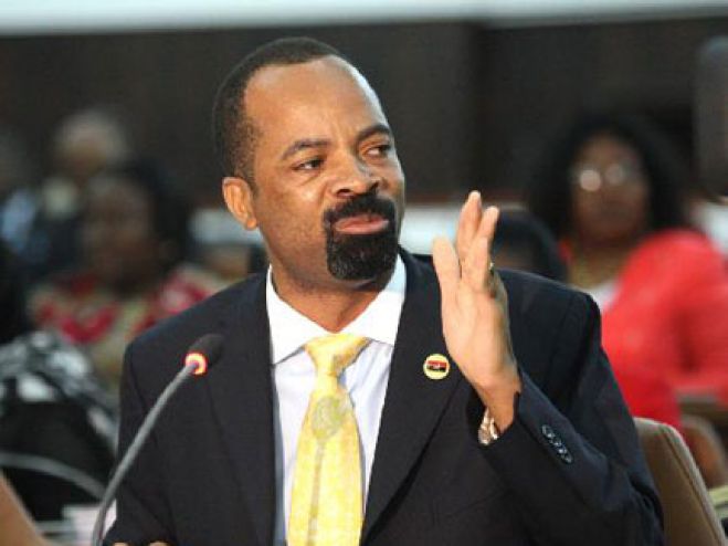 “Angola: “Armadilhada entre o Estado Democrático de Direito ´constitucional´ e uma ´Prática´ de Governação Ideológica Totalitária?”