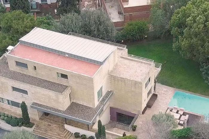 Isabel dos Santos retira mobílias da casa do pai em Barcelona