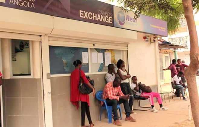 Dólar a 600 Kz nas ruas: "Está a aparecer pouco. Não temos como sobreviver, está difícil"