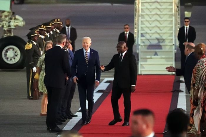 Joe Biden recebido por membros da comunidade norte-americana em Angola