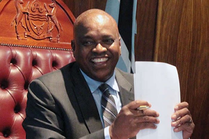 Depois de deslocar na Namíbia o Presidente do Botsuana está em quarentena