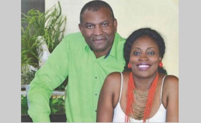 Casal ancioso com a chegada da primeira filha