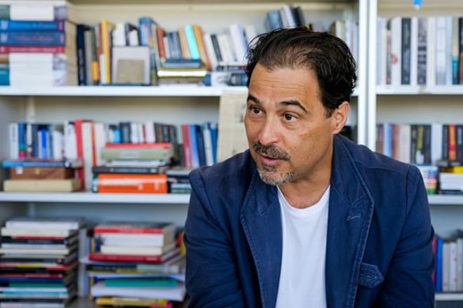 Escritor José Eduardo Agualusa sublinha ser "cedo demais" para MPLA reclamar vitória