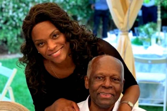 Tchizé dos Santos escreve nas redes sociais que "os pais nunca morrem"