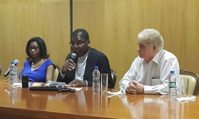 Foto: DR - A autora na apresentação da obra em Luanda