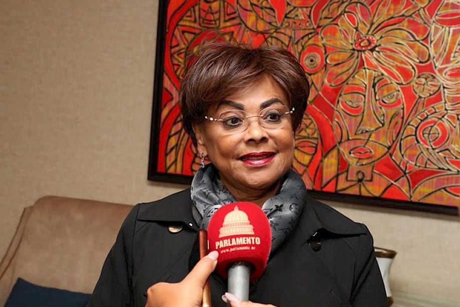 Carolina Cerqueira propõe uma lei que criminaliza o casamento infantil