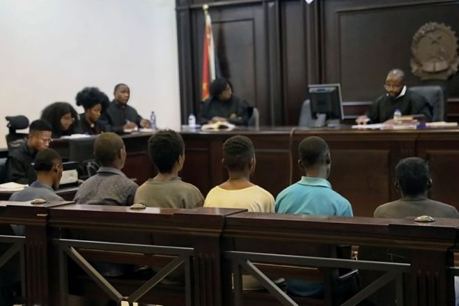 Jovens condenados por motim em Luanda relatam agressões e injustiças