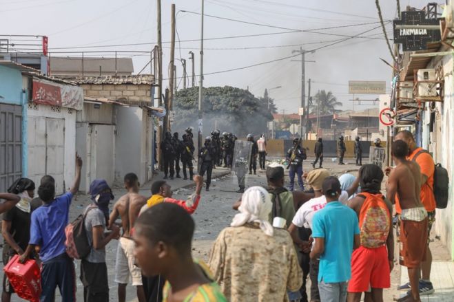 Luanda vive mais um dia de pilhagens, supermercados são o principal alvo