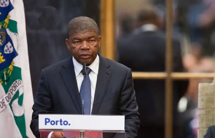 Até os marimbondos ajudaram para criticar José Eduardo dos Santos