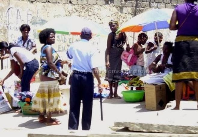 Venda ambulante em Luanda passa a dar multa de 45.009 kwanzas. Cliente também paga