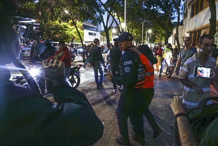 Venezuelanos rejeitam nas ruas resultados eleitorais