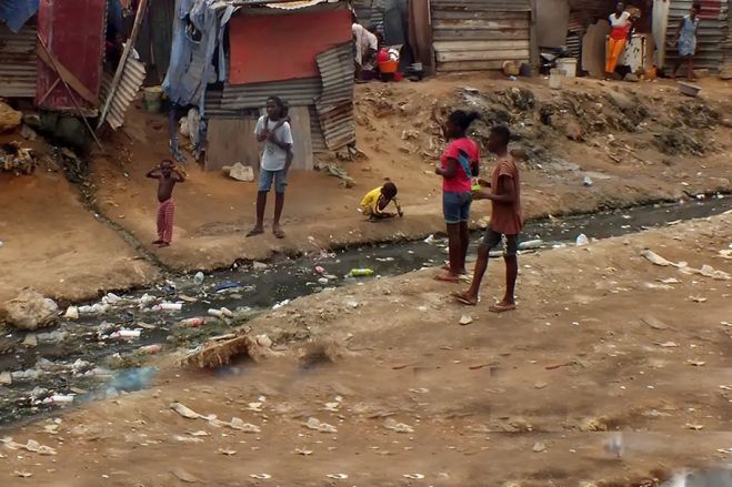 Falta de saneamento e aumento da pobreza potenciam cólera em Angola - medico