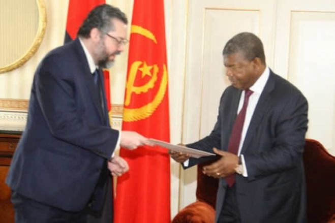 João Lourenço (à dir.) recebe do ministro brasileiro da Relações Exteriores, Ernesto Fraga Araújo