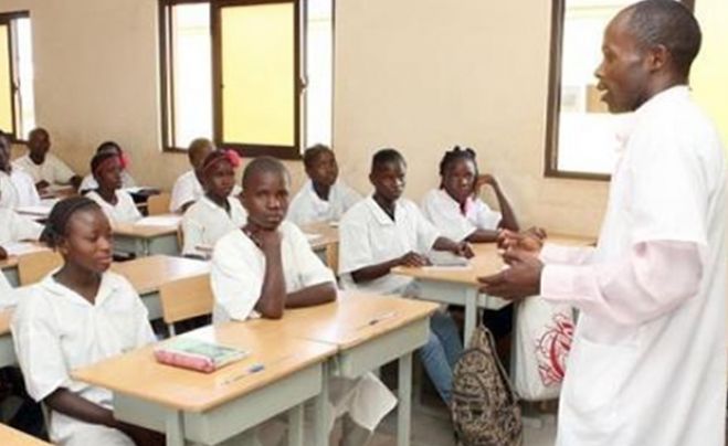 Educação em Angola com verbas disponíveis apenas para o essencial - ministro