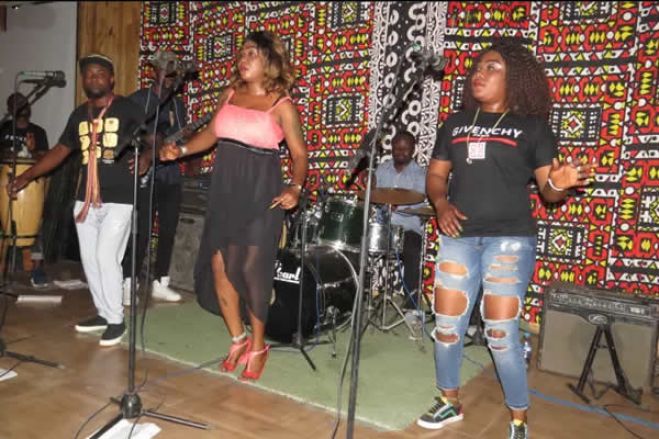 Eternos angolanos fora das diferenças