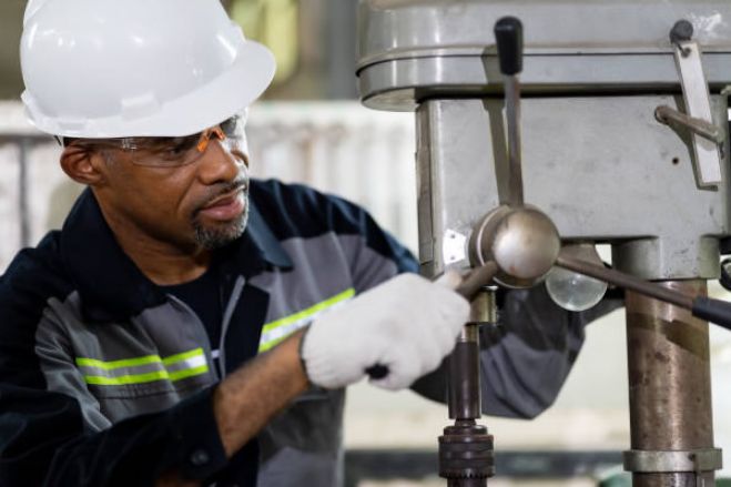 PIB anual de 8% deve reduzir taxa de desemprego angolano para 18% em 2027 – economista