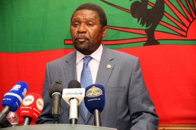 Isaías Samakuva diz que Angola vive o "fim de uma era" e já prepara a "transição"