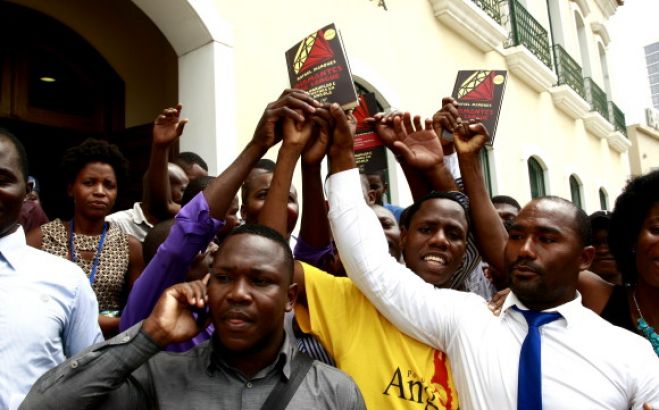 No tribunal onde Rafael Marques é julgado até os polícias lutam pelo seu livro