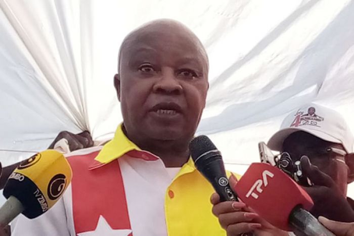 Líder da FNLA ‘trava vento com as mãos’